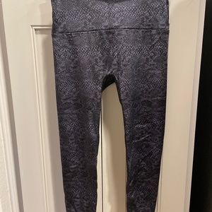 K deer snakeskin capri leggings size medium